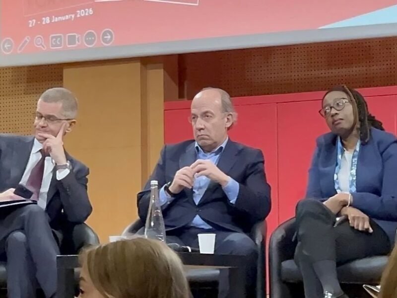 Estudiantes llaman “asesino” a Felipe Calderón durante foro en Francia