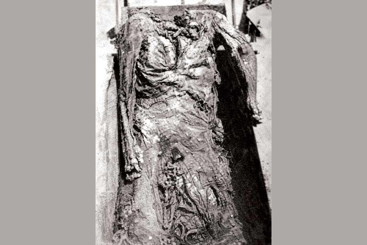 La cabeza perdida de Pancho Villa, un misterio que cumple un sigloAl amanecer del 6 de febrero de 1926, Juan Amparán, el sepulturero del panteón de Parral, descubrió la tumba profanada y el cadáver decapitado