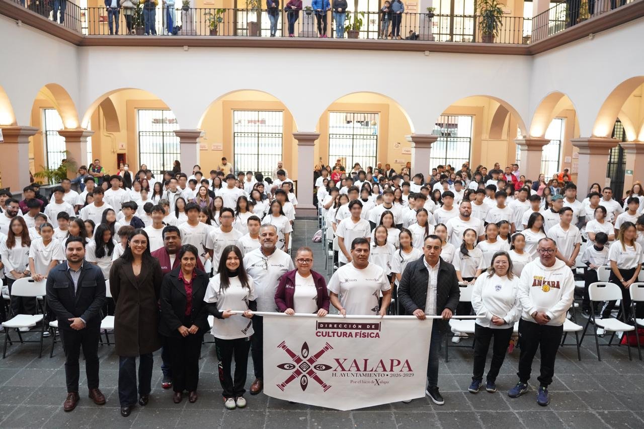 Daniela Griego abanderó a deportistas de la Delegación Xalapa que competirán en la Olimpiada Estatal