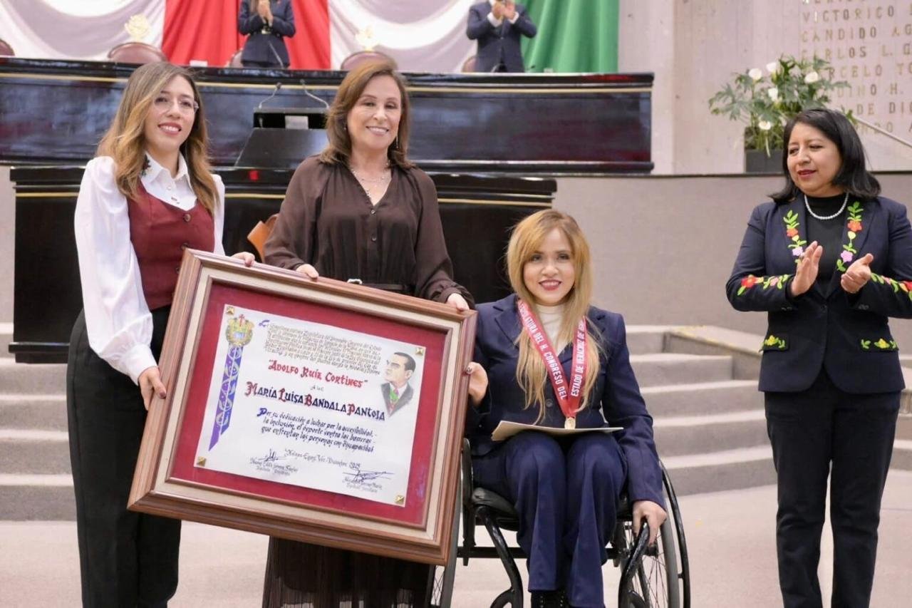 Rocío Nahle entrega la Medalla Adolfo Ruiz Cortines 2025 a María Luisa Bandala