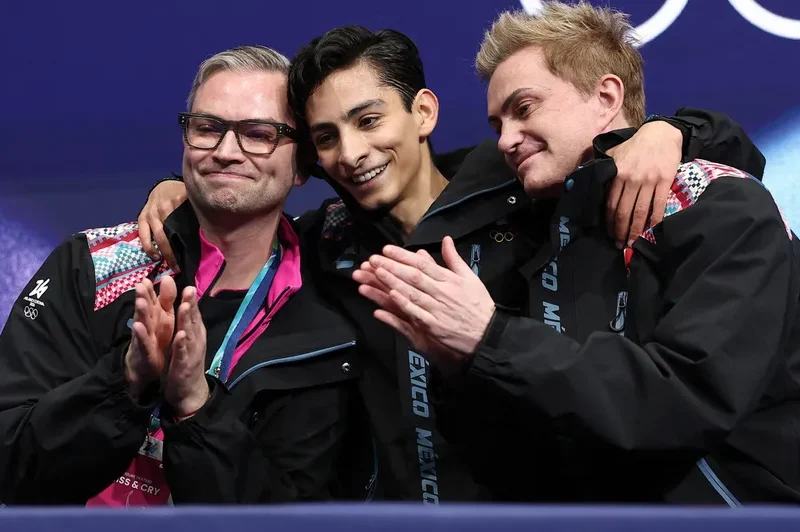 ¿Quiénes son los entrenadores de Donovan Carrillo? Ellos son Jonathan Mills y Myke Gillman