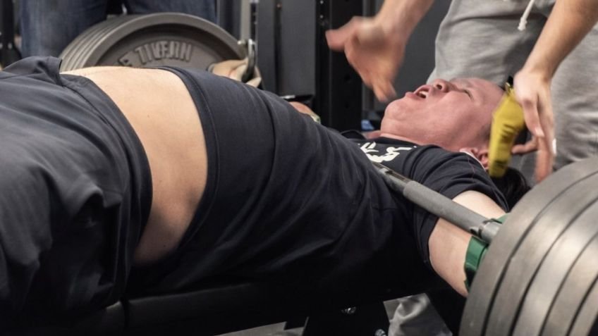 Influencer de 14 años es aplastado por pesa de 420 libras durante rutina en gimnasio