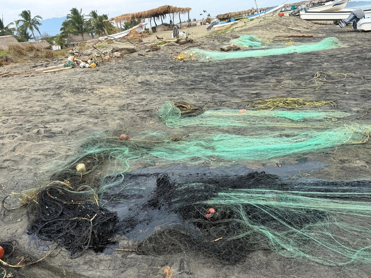 Derrame de crudo llega a playas de Pajapan; exige alcalde a Pemex remediar daño