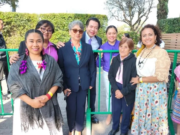 Presidenta Claudia Sheinbaum reconoce a maestra veracruzana