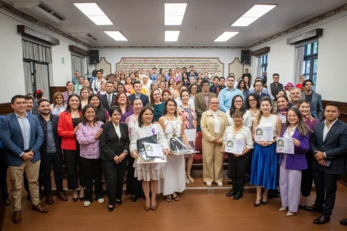 Por su ejemplo de organización y compromiso con la comunidad, xalapeñas recibieron la Medalla Insurgente