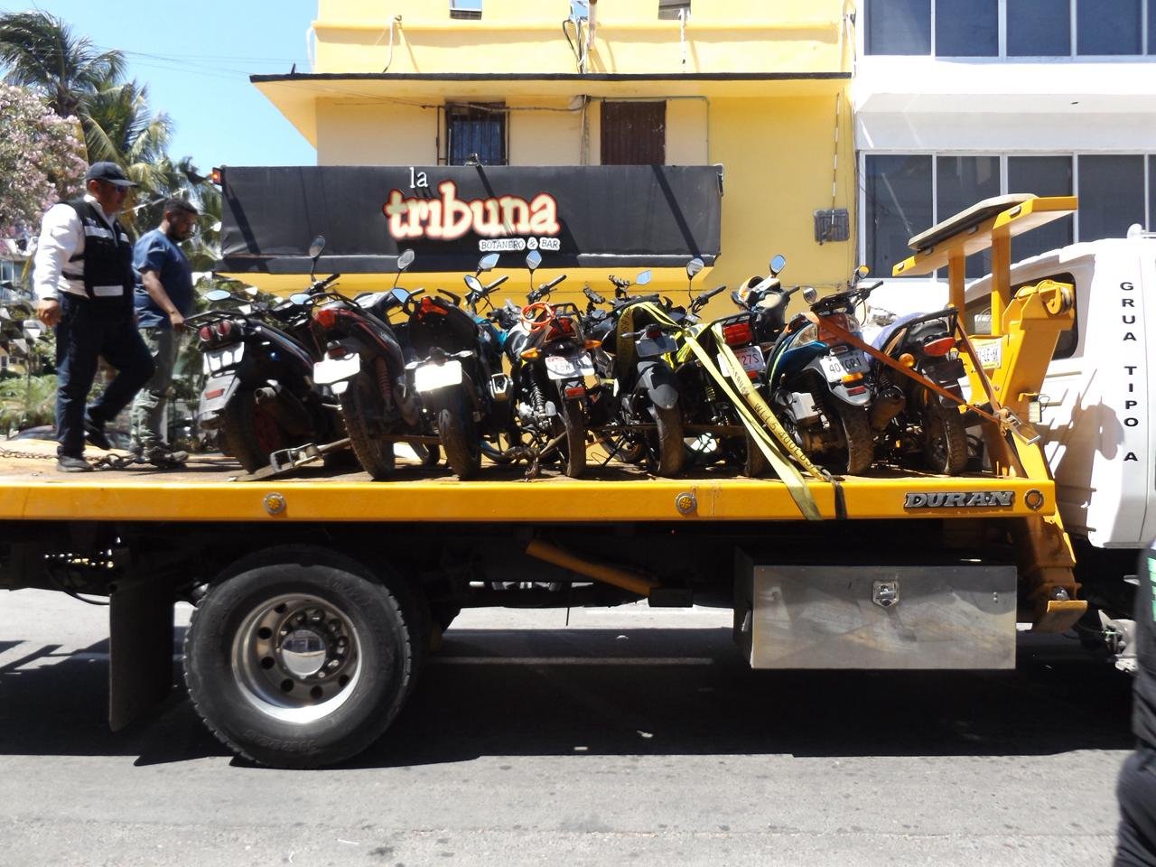 Retira Tránsito Municipal motocicletas estacionadas en callejones y andadores