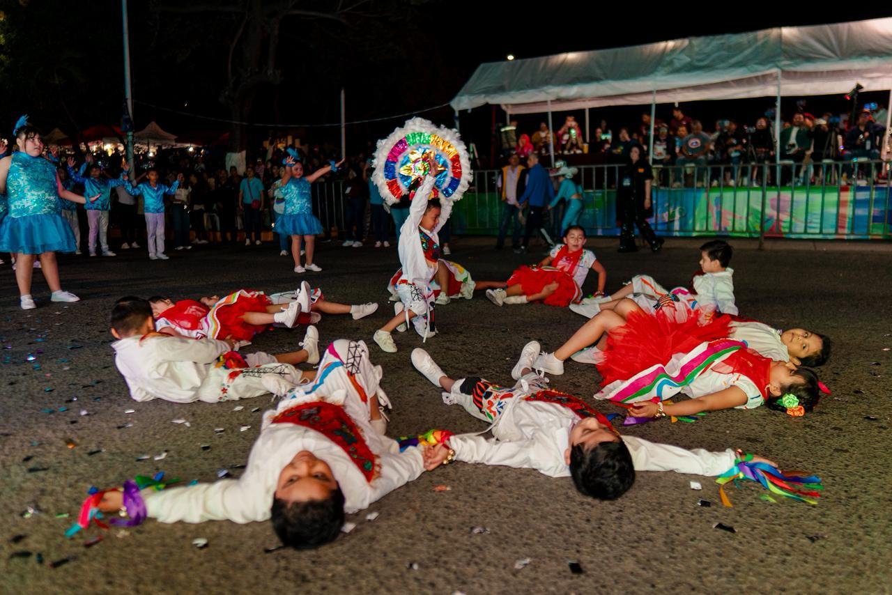 ALTA PARTICIPACIÓN Y AMBIENTE ORDENADO MARCAN EL DESFILE DEL 18 DE MARZO EN POZA RICA