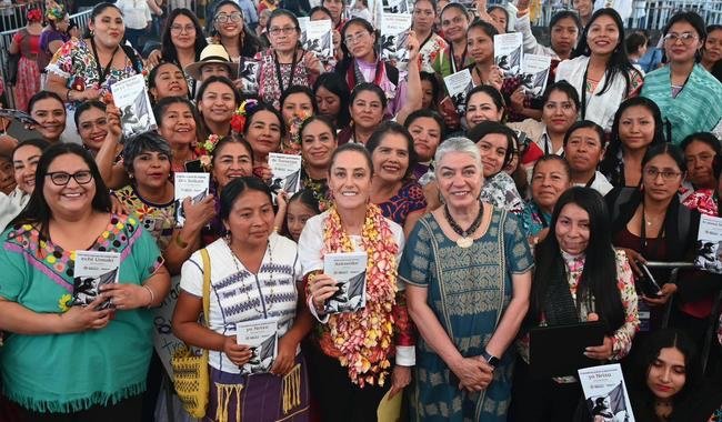 En Oaxaca, la Presidenta reconoce a mujeres traductoras y presenta la Cartilla de Derechos de las Mujeres traducida a 67 lenguas indígenas