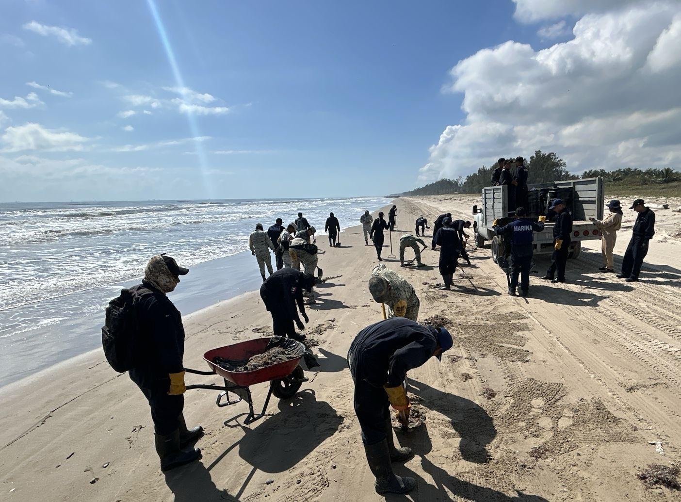 Grupo Interinstitucional despliega más de 2 mil 400 elementos coordinados para atender la presencia de hidrocarburos en costas de Veracruz y Tabasco