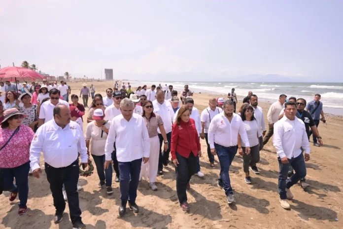 Supervisan limpieza en playa de Coatzacoalcos