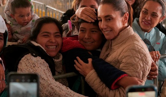Reivindicamos los derechos agrarios de las mujeres: Presidenta entrega títulos agrarios a mujeres en CDMX; la meta es de 150 mil en el país