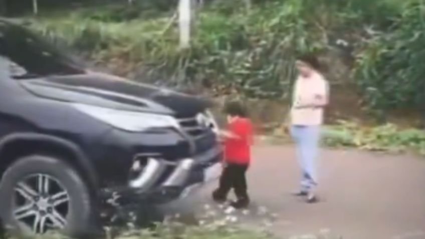 Niño hace berrinche y amenaza con un cuchillo a su familia