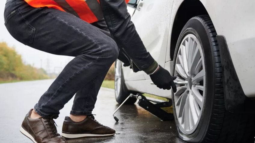 Multa para automovilistas: cuánto debes pagar si no llevas llanta de refacción y estos otros objetos de emergencia