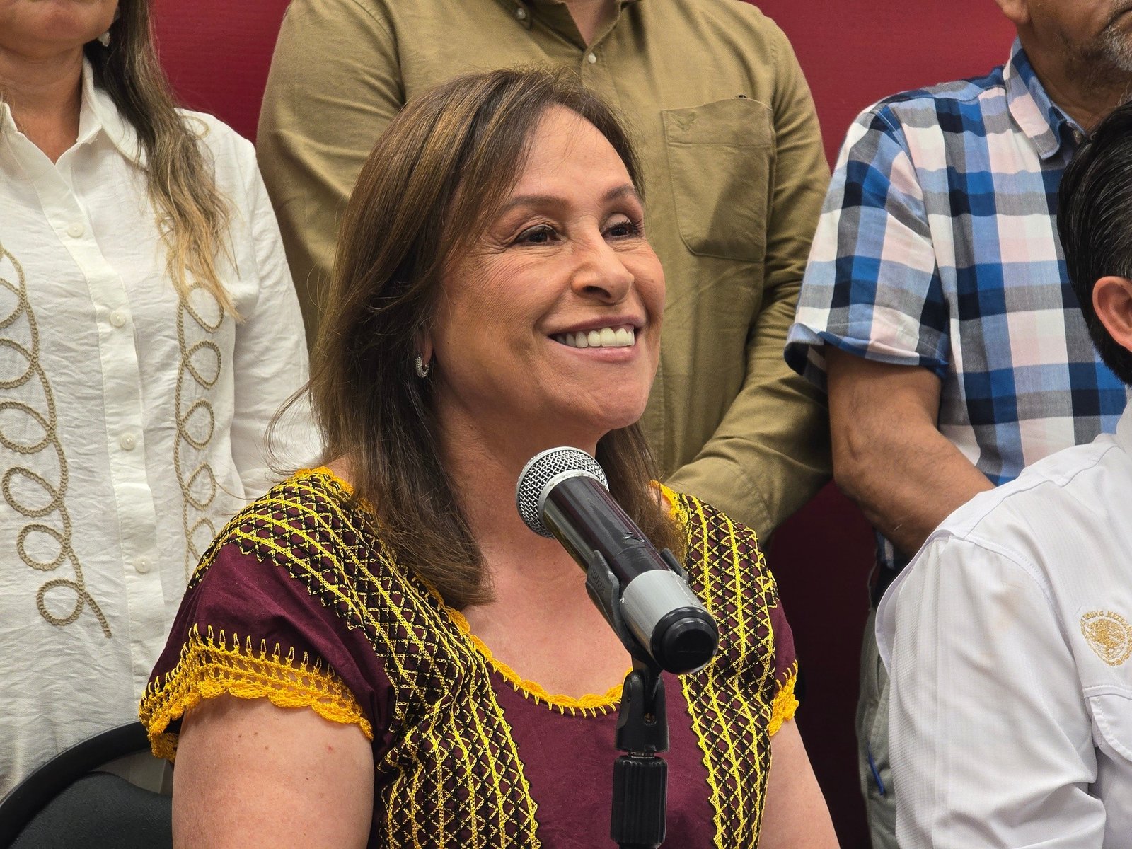 Rocío Nahle asegura atención permanente por recale de hidrocarburo en playas del sur de Veracruz