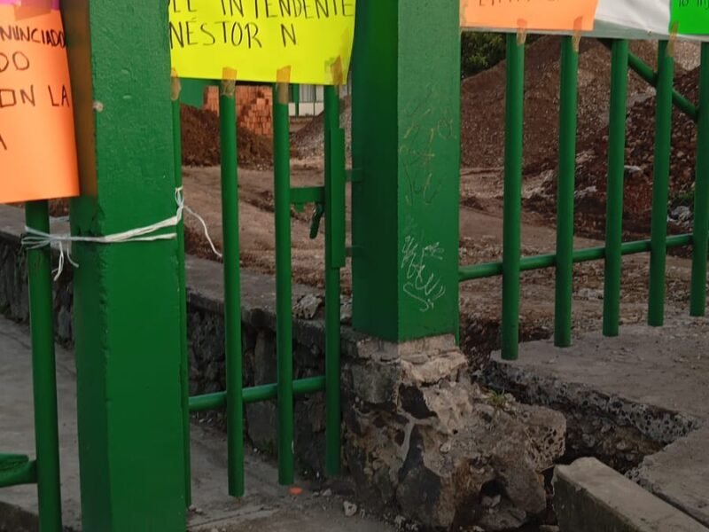 Personal docente y administrativo toman instalaciones de la Escuela de Bachilleres Joaquín Ramírez Cabañas en Coatepec