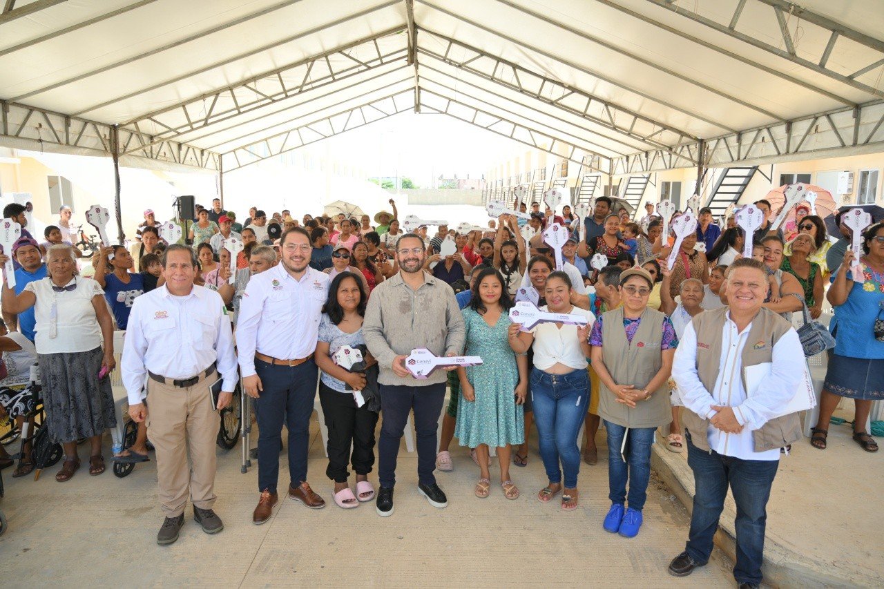 Concluyen reubicación de 509 familias en Coatzacoalcos con entrega de viviendas y escrituras