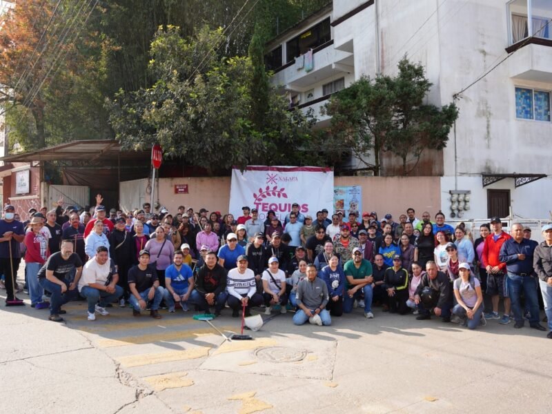 Daniela Griego, al frente del Tequio dominical; también realizó recorrido en la colonia Mártires de Chicago