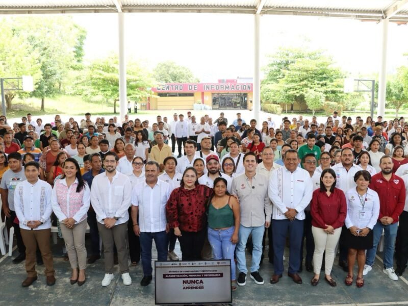 Entrega SEV más de 430 constancias y certificados de educación básica en San Andrés Tuxtla