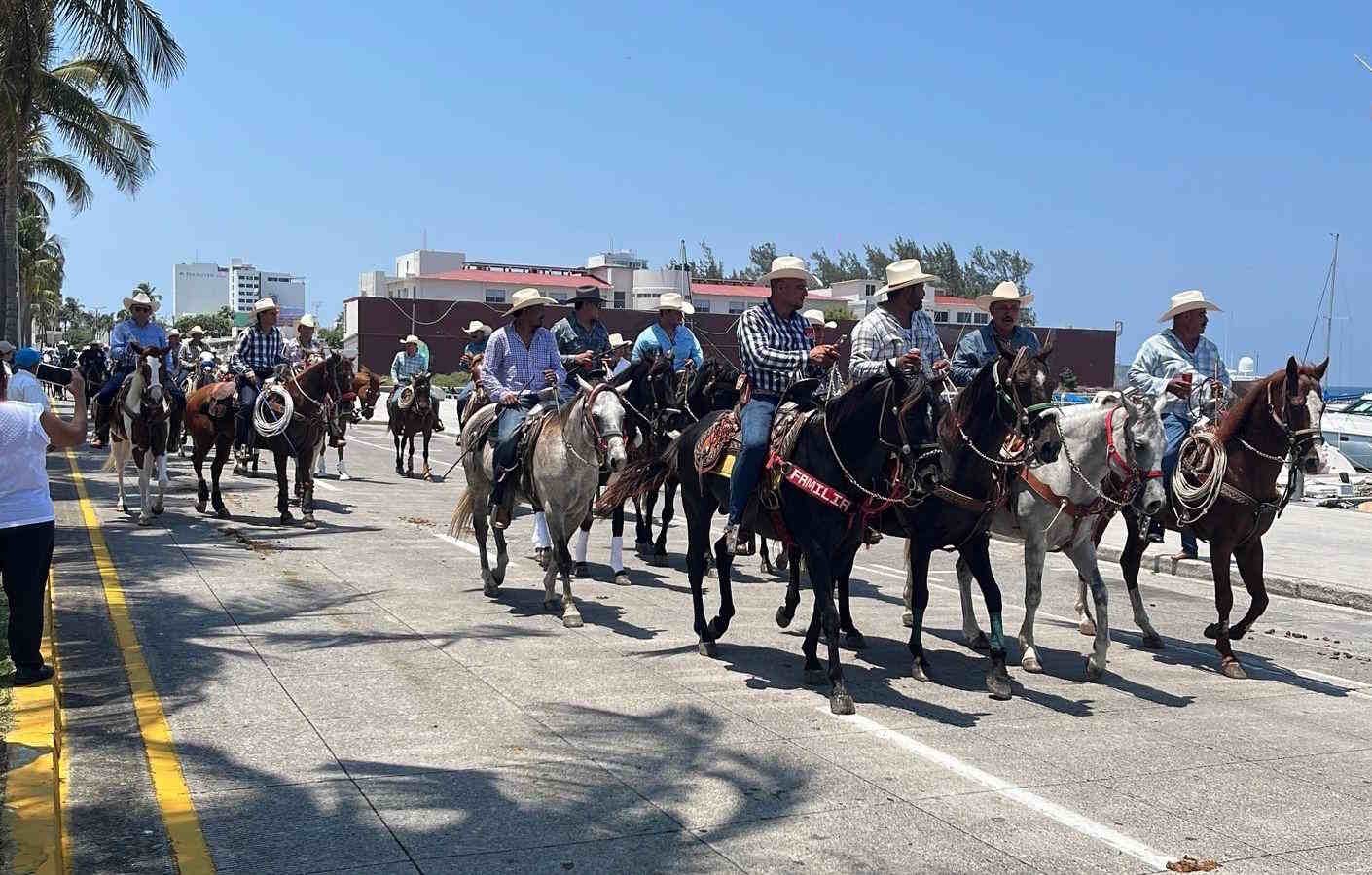 Cabalgata reúne a 3 mil jinetes y caballos en el cierre del Congreso del Caballo