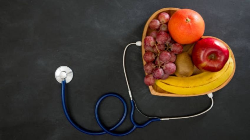 Ni manzana ni banana: la fruta que ayuda a reducir el colesterol y los triglicéridos de forma natural