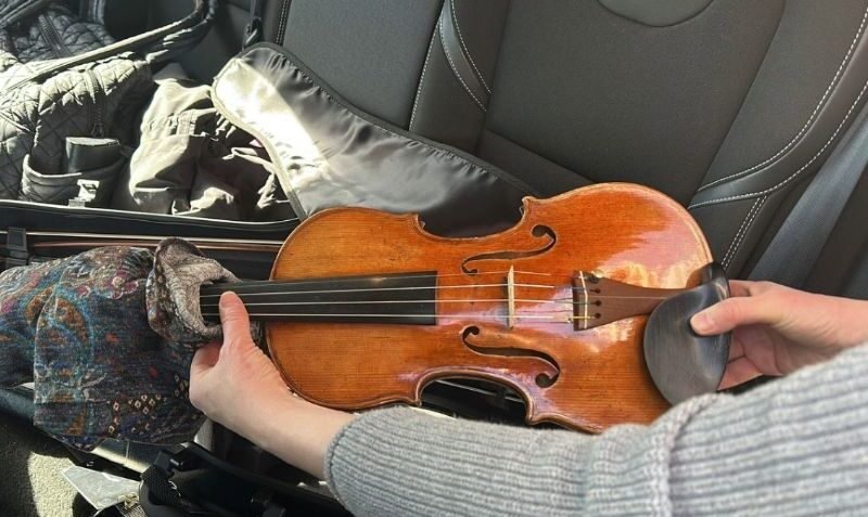 Director de orquesta golpea un violín de un millón de dólares durante concierto 