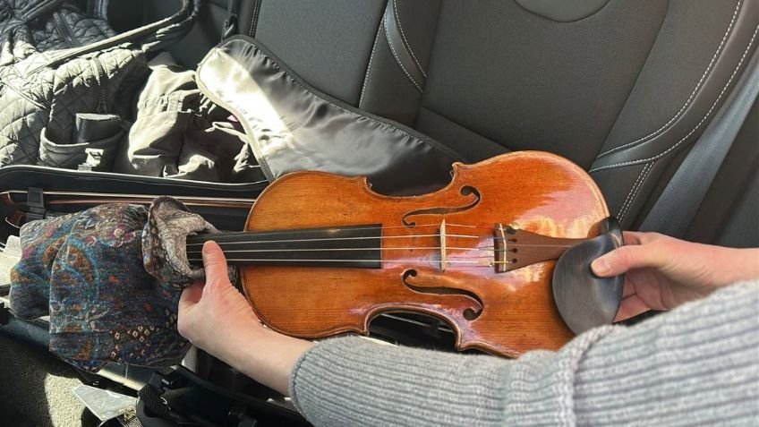 Director de orquesta golpea un violín de un millón de dólares durante concierto 