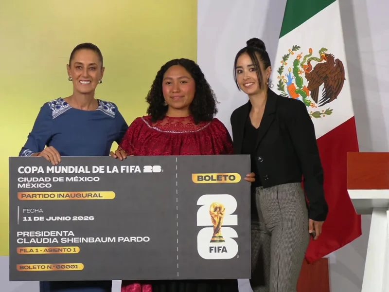 Sheinbaum regala su boleto del Mundial 2026 a joven indígena de Veracruz