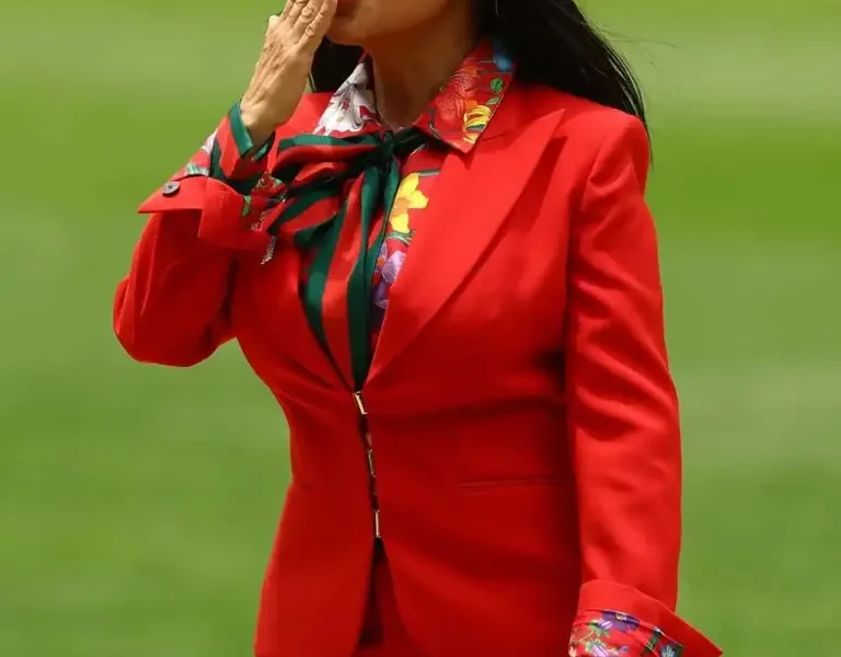 Cuando tomó la palabra, el estadio entero guardó silencio: el momento de Salma Hayek que emocionó al mundo