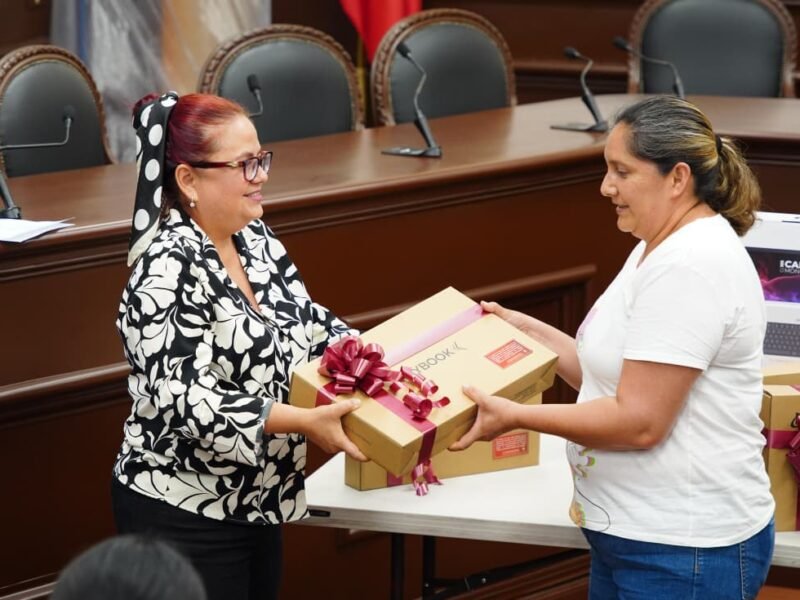 Entrega Daniela Griego equipos de cómputo para fortalecer a centros educativos de Xalapa