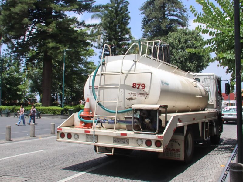 Ayuntamiento de Xalapa apoyará con pipas a comercios y hoteles ante desabasto de agua.