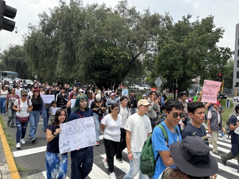 Aspirantes inconformes con examen de admisión de la UNAM marchan en CU