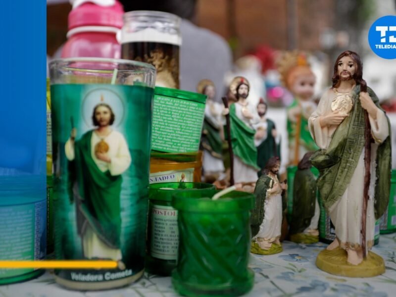 Con veladoras e imagen de San Judas Tadeo, piden localización de reportera Roxana