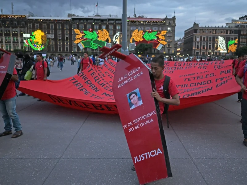 Miles marchan en México para exigir respuestas al caso Ayotzinapa 12 años después