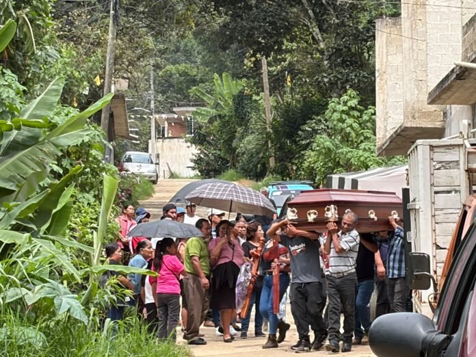 Con dolor e indignación, dan último adiós a Joselyn en Tlalnelhuayocan