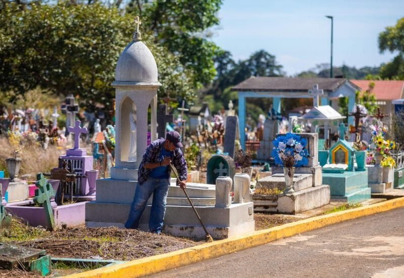 Xalapa prepara sus panteones para recibir hasta 45 mil visitantes por el Día de Muertos