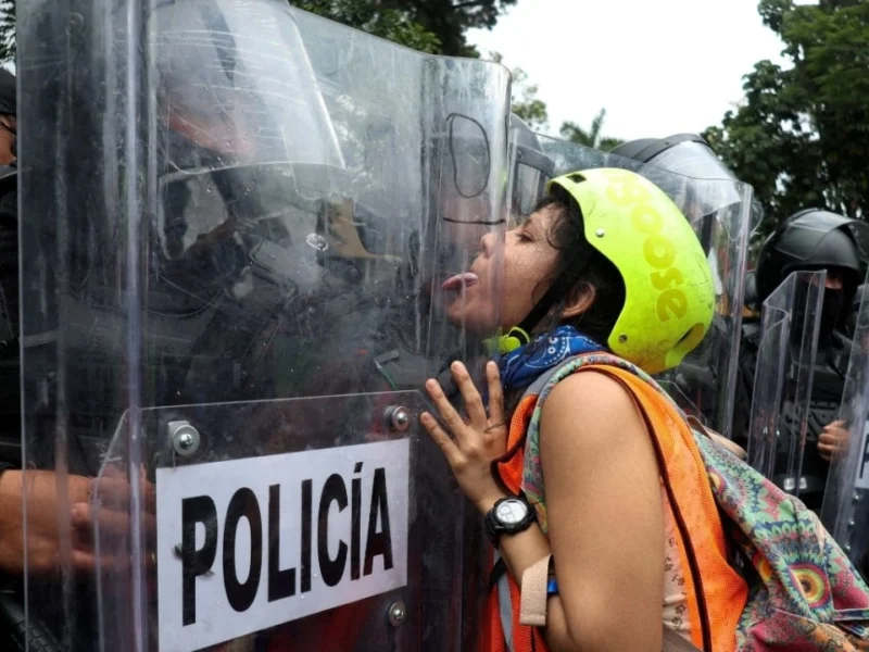 Petardos y bombas molotov en segunda marcha por agua limpia en Guadalajara